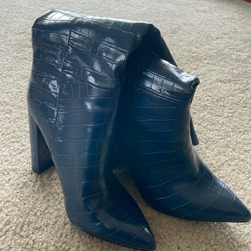 SNAKE SKIN STEVE MADDEN BOOTS